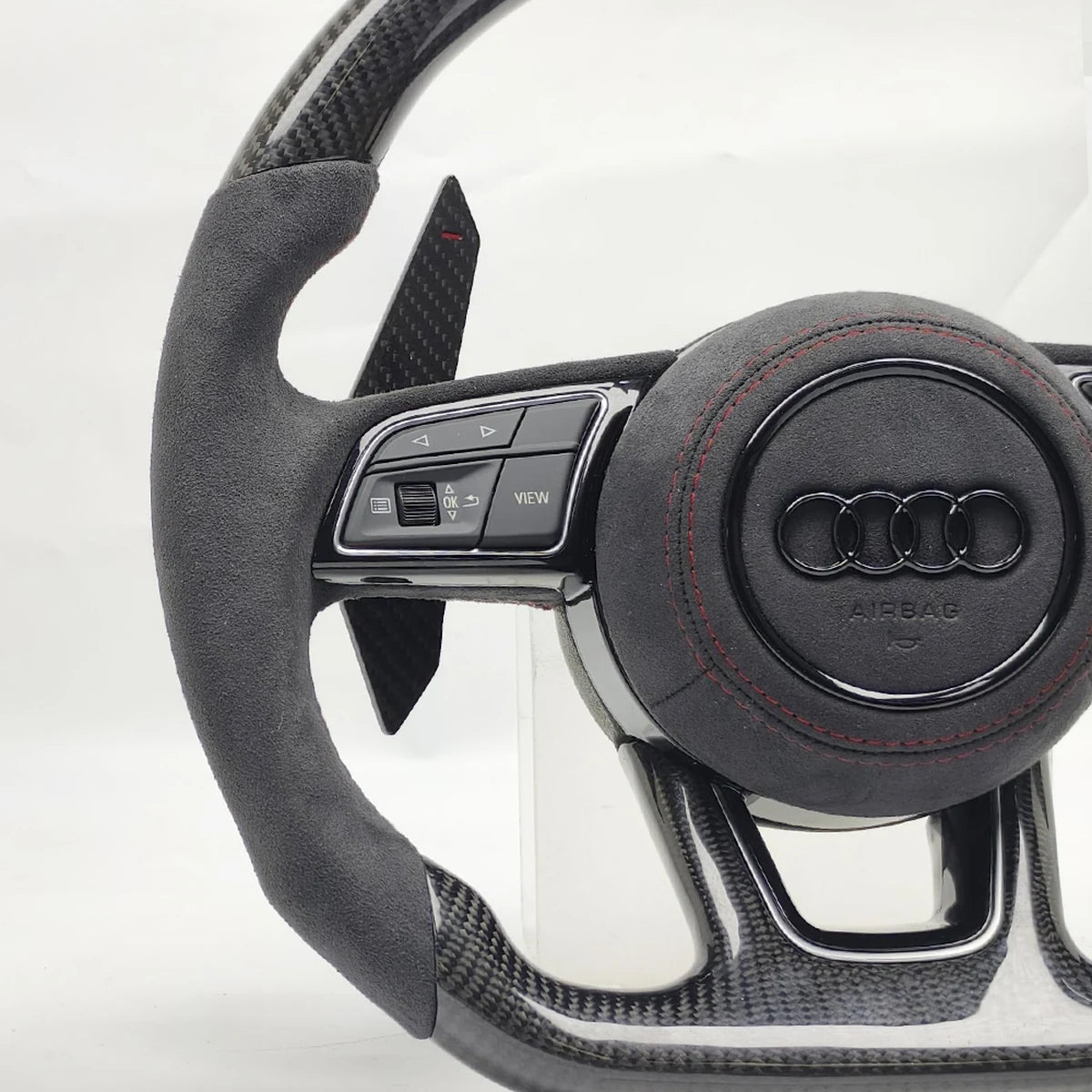 Detalle de los botones multifunción y leva de carbono del volante Audi B9